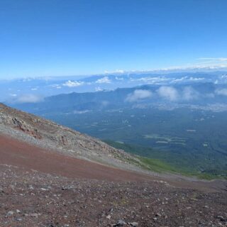 【社員の休日シリーズ】　富士山登山　☆写真　其の２

弊社社員の休日の一コマをお届けします。
山登りが好きなS氏は、先日、富士山登山に向かいました。

当日は多くの登山客がいたようで、個人だけではなく、ツアーなどで来ていた方もいたそうです。

富士山の4つの登山コースは、それぞれ五合目まで車道が通じており、バスなどでアクセスが可能です。今回はバスで五合目まで登り、そこから頂上へ山登りがスタートします。

この日は、とても天気が良く、登山日和となりました。
気温は14度くらいだったそうです。寒く無くて良かったε-(´∀｀*)ﾎｯ

道中は酸素が薄く、気圧が下がるため、体調にも影響が出るかと思いきや全く平気だったようです。ｽｺﾞｯ\(⊙⊙;)/
・平地の通常の気圧は、海抜0メートルで約1013 hPa
・富士山5合目の気圧は、晴天時でおよそ780hPa
・富士山山頂（標高3,776m）の気圧は約630〜660hPa
まで変わります。
お菓子の袋がパンパンに膨らんだそうです。

道中、鹿に遭遇しました。何ともかわいいね✨
人馴れしてる感じですね。

ツアーの団体が先にいたようですが、あっという間に追い抜いていざ山頂へ到着！
雲の上を歩き、見下ろす景色がなんとも素晴らしい！
そして浅間大社　奥宮が鎮座しておりました。╮*_ _)╮ﾊﾊｰ

富士山頂での一番の楽しみは、山頂でカップラーメンを食べることだったようで、今日までの3年間カップラーメンを食べるのを我慢したそうです。
驚いたのはその価格です。
通常サイズ：￥1,200
BIGサイズ：￥1,400
格別に美味かったとのことでした(*´༥`*)ﾓｸﾞﾓｸﾞ

往復に要した時間は約9時間だったそうで、平均より早いようでした。
また、近いうちに富士山登山に行きたい様子で、山頂で宿泊したいようです💦

#社員の休日 
#富士山登山 
#富士山頂上 
#カップラーメン 
#浅間大社 
#鹿と遭遇 
#茨城県
#栃木県
#福島県いわき市
#ひたちなか市
#つくば市
#運送
#精密機器輸送
#精密機械輸送
#研究機器
#精密機器
#重量物
#ピアノ
#トラック
#クレーン車
#阿部ピアノ運送