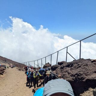 【社員の休日シリーズ】　富士山登山　☆写真　其の３

弊社社員の休日の一コマをお届けします。
山登りが好きなS氏は、先日、富士山登山に向かいました。

当日は多くの登山客がいたようで、個人だけではなく、ツアーなどで来ていた方もいたそうです。

富士山の4つの登山コースは、それぞれ五合目まで車道が通じており、バスなどでアクセスが可能です。今回はバスで五合目まで登り、そこから頂上へ山登りがスタートします。

この日は、とても天気が良く、登山日和となりました。
気温は14度くらいだったそうです。寒く無くて良かったε-(´∀｀*)ﾎｯ

道中は酸素が薄く、気圧が下がるため、体調にも影響が出るかと思いきや全く平気だったようです。ｽｺﾞｯ\(⊙⊙;)/
・平地の通常の気圧は、海抜0メートルで約1013 hPa
・富士山5合目の気圧は、晴天時でおよそ780hPa
・富士山山頂（標高3,776m）の気圧は約630〜660hPa
まで変わります。
お菓子の袋がパンパンに膨らんだそうです。

道中、鹿に遭遇しました。何ともかわいいね✨
人馴れしてる感じですね。

ツアーの団体が先にいたようですが、あっという間に追い抜いていざ山頂へ到着！
雲の上を歩き、見下ろす景色がなんとも素晴らしい！
そして浅間大社　奥宮が鎮座しておりました。╮*_ _)╮ﾊﾊｰ

富士山頂での一番の楽しみは、山頂でカップラーメンを食べることだったようで、今日までの3年間カップラーメンを食べるのを我慢したそうです。
驚いたのはその価格です。
通常サイズ：￥1,200
BIGサイズ：￥1,400
格別に美味かったとのことでした(*´༥`*)ﾓｸﾞﾓｸﾞ

往復に要した時間は約9時間だったそうで、平均より早いようでした。
また、近いうちに富士山登山に行きたい様子で、山頂で宿泊したいようです💦

#社員の休日 
#富士山登山 
#富士山頂上 
#カップラーメン 
#浅間大社 
#鹿と遭遇 
#茨城県
#栃木県
#福島県いわき市
#ひたちなか市
#つくば市
#運送
#精密機器輸送
#精密機械輸送
#研究機器
#精密機器
#重量物
#ピアノ
#トラック
#クレーン車
#阿部ピアノ運送