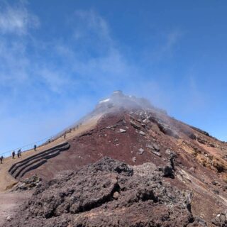 【社員の休日シリーズ】　富士山登山　☆写真　其の１

弊社社員の休日の一コマをお届けします。
山登りが好きなS氏は、先日、富士山登山に向かいました。

当日は多くの登山客がいたようで、個人だけではなく、ツアーなどで来ていた方もいたそうです。

富士山の4つの登山コースは、それぞれ五合目まで車道が通じており、バスなどでアクセスが可能です。今回はバスで五合目まで登り、そこから頂上へ山登りがスタートします。

この日は、とても天気が良く、登山日和となりました。
気温は14度くらいだったそうです。寒く無くて良かったε-(´∀｀*)ﾎｯ

道中は酸素が薄く、気圧が下がるため、体調にも影響が出るかと思いきや全く平気だったようです。ｽｺﾞｯ\(⊙⊙;)/
・平地の通常の気圧は、海抜0メートルで約1013 hPa
・富士山5合目の気圧は、晴天時でおよそ780hPa
・富士山山頂（標高3,776m）の気圧は約630〜660hPa
まで変わります。
お菓子の袋がパンパンに膨らんだそうです。

道中、鹿に遭遇しました。何ともかわいいね✨
人馴れしてる感じですね。

ツアーの団体が先にいたようですが、あっという間に追い抜いていざ山頂へ到着！
雲の上を歩き、見下ろす景色がなんとも素晴らしい！
そして浅間大社　奥宮が鎮座しておりました。╮*_ _)╮ﾊﾊｰ

富士山頂での一番の楽しみは、山頂でカップラーメンを食べることだったようで、今日までの3年間カップラーメンを食べるのを我慢したそうです。
驚いたのはその価格です。
通常サイズ：￥1,200
BIGサイズ：￥1,400
格別に美味かったとのことでした(*´༥`*)ﾓｸﾞﾓｸﾞ

往復に要した時間は約9時間だったそうで、平均より早いようでした。
また、近いうちに富士山登山に行きたい様子で、山頂で宿泊したいようです💦

#社員の休日 
#富士山登山 
#富士山頂上 
#カップラーメン 
#浅間大社 
#鹿と遭遇 
#茨城県
#栃木県
#福島県いわき市
#ひたちなか市
#つくば市
#運送
#精密機器輸送
#精密機械輸送
#研究機器
#精密機器
#重量物
#ピアノ
#トラック
#クレーン車
#阿部ピアノ運送