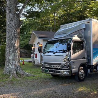 【山梨県へ!】
吹奏楽のイベントで2日間山梨県へ楽器運搬をさせていただきました。

☆1日目…富士急ハイランド（山梨県富士吉田市）
セントラルパーク内ステージは、吹奏楽・マーチングなどを行う団体が演奏できます。
随時申し込みしているようです（知らなかった…💦）
多くの学校様がパフォーマンスされていました。
遊園地で演奏だなんて華やかでよいですね✨

☆2日目…河口湖ステラシアター（山梨県南都留郡富士河口湖町）
河口湖ステラシアターでは、富士バンドカーニバル2025が開催されました！
雨天の心配もありましたが、心配も吹き飛ぶくらいの快晴で、富士山が綺麗に見ることができました。
富士バンドカーニバルは、中高生の吹奏楽部 約1000人が集まる演奏会のイベントです。
各学校(10校)の演奏はもちろん、ファイナルステージでは、ドリームバンドを結成し、1000人の大合奏を行い大盛り上がりでした！
「富士山」「宝島」を演奏したようです　(⊙⊙;)/ｽｺﾞｯ

マイナスイオンに癒された運送となりました(*˘︶˘*).｡.:

#山梨県 
#山梨県南都留郡富士河口湖町 
#山梨県富士吉田市 
#富士山 
#富士急ハイランド 
#河口湖ステラシアター 
#富士バンドカーニバル 
#吹奏楽 
#楽器輸送 
#精密機器輸送 
#精密機械輸送 
#研究機器 
#精密機器 
#金庫 
#複合機 
#蓄電池 
#つくば市 
#茨城県 
#栃木県 
#福島県いわき市 
#運送 
#重量物
#トラック 
#クレーン車 
#阿部ピアノ運送