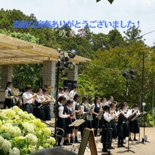第52回　水戸のあじさいまつり

本日は水戸市の「保和苑」にて、吹奏楽イベントの楽器運搬をさせていただきました(⁎˃ᴗ˂)
イベントは「水戸のあじさいまつり」になります。
本日はオープニングイベントが行われております。
梅雨入りした茨城県ですが、本日は快晴となり屋外でのイベント日和となりました☀
吹奏楽演奏だけではなく、シンガーソングライターの磯山純さんのミニライブや、ダンスサークルの披露もあり、とても盛り上がっております。
キッチンカーも出ていますね。
水戸の梅大使もお美しい(˶′◡′˶)

水戸のあじさいまつり
開催期間：令和8年6月13日(土曜日)から7月5日(日曜日)まで
会場：保和苑(水戸市松本町13-19)及び周辺史跡

夜には、あじさいライトアップもしています。幻想的なあじさいをお楽しみいただけます。
期間：6月13日(土)から7月5日(日)までの土曜日と日曜日のみ
時間：午後7時～午後9時まで
場所：保和苑　明星ヶ池周辺

保和苑は、二十三夜尊桂岸寺に隣接する庭園で、あじさいの見どころとして知られています。
元禄時代、徳川光圀公が寺の庭を愛されて「保和園」と名づけたのが始まりといわれています。
その後、昭和初期には地元有志の手によって拡張整備され、池に築山を配した純日本庭園になり、名前も「保和苑」に改められました。
昭和25（1950）年、桂岸寺より水戸市へ移管されたことにより、昭和36（1961）年に地元と市による保和苑振興協議会（現在は保和苑周辺史跡観光連絡協議会と改名）が発足し、運営されています。
昭和30年代、苑を拡張してあじさいの植栽が行われました。

#水戸市 
#水戸のあじさいまつり 
#保和苑 
#吹奏楽 
#磯山純 
#イベント 
#楽器運搬
#あじさい
#茨城県
#栃木県
#福島県いわき市
#ひたちなか市
#つくば市
#運送
#精密機器輸送
#精密機械輸送
#研究機器
#精密機器
#重量物
#ピアノ
#トラック
#クレーン車
#阿部ピアノ運送
