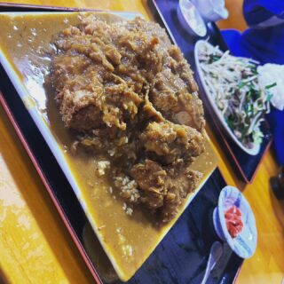 【ご飯シリーズ】

久しぶりのご飯シリーズになります。
今日は県西方面へ作業に向かいました。
時間的にも位置的にも都合よく、行きつけの食堂が( ≖ᴗ≖​)ﾆﾔｯ

腹ペコ作業員の今日のご飯は決まってカレーです。
ただし、ただのカレーではありません！
何と総重量2.6kgの山盛りカツカレー！！！！
…を一人で平らげました(; •̀Д•́);`ω´);°з°)　ｳｿﾃﾞｼｮ！
しかも、箸休めで味噌汁とアイスクリーム2個までペロリ(๑´ڡ`๑)

たくさん食べて頑張ってほしいけど…さすがに食べすぎじゃない！？

#食事処興ちゃん亭 
#桜川市 
#山盛り 
#カツカレー 
#茨城県 
#栃木県 
#福島県いわき市 
#精密機器輸送 
#精密機械輸送 
#運送 
#重量物 
#ピアノ 
#アップライトピアノ 
#グランドピアノ 
#ピアノレンタル 
#トラック 
#吹奏楽 
#楽器輸送 
#阿部ピアノ運送